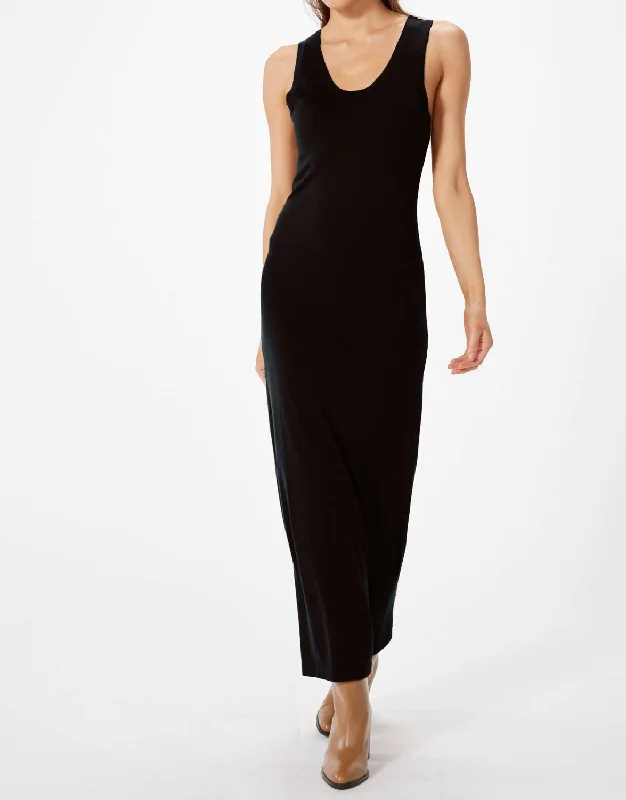 Maxi dress with sweetheart neckline-Long Sweater Dress In Black