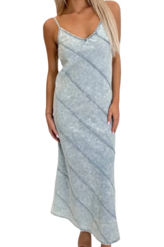 Maxi dress with vibrant colors-Denim Maxi Dress In Light Wash