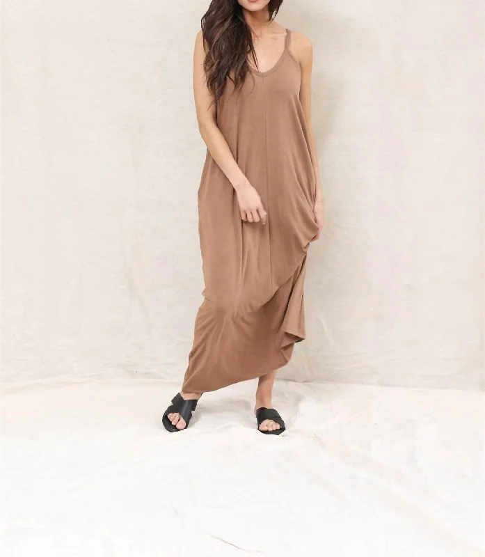 Maxi dress with boat neckline-Everyday Maxi Dress In Deep Camel